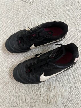 Nike girls Black soccer Shoes with White Swoosh. SIZE 11,5 for little girls.